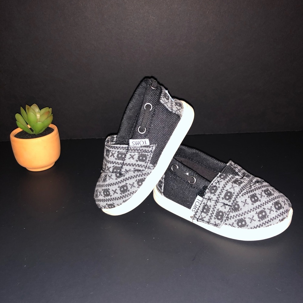 🆕 Baby 👶🏽 Toms size 4